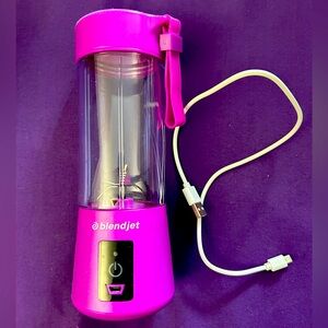 BLENDJET 💕 MiNi BLENDER - NEW - MAKES SMOOTHiES - CHOPS - MiNCES